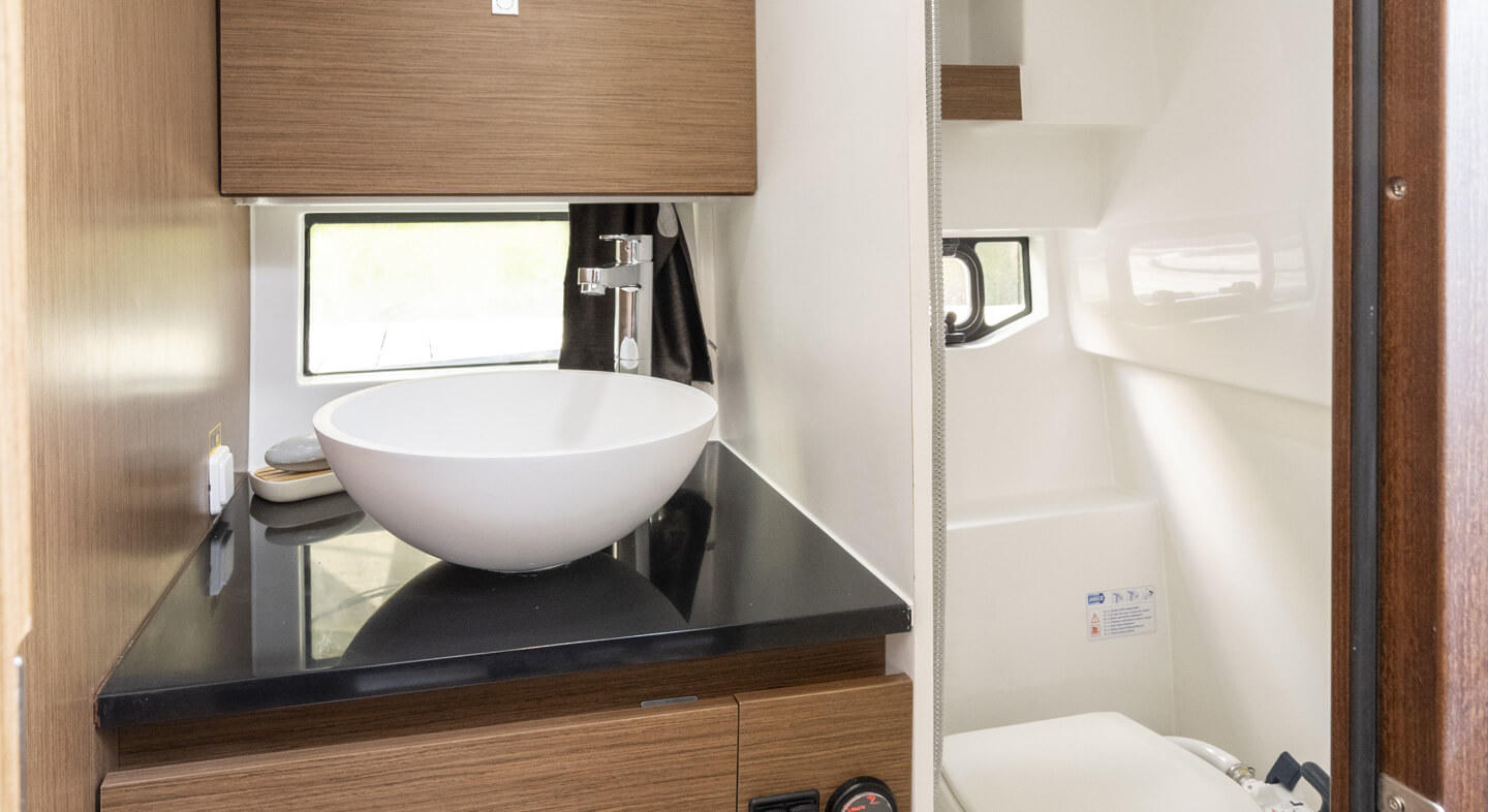 Flyer_9_Sundeck_Interior_03